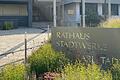 Das neue Rathaus in Karlstadt (Lkr. Main-Spessart) im Sommer 2024: In der Stadtverwaltung gab es Durchsuchungen der Kriminalpolizei Würzburg. Es geht um den Anfangsverdacht der Bestechlichkeit.