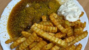 Ein Hit seit 30 Jahren: Die Currywurst in Sepp's Bistro       -  Ein Hit seit 30 Jahren: Die Currywurst in Sepp's Bistro