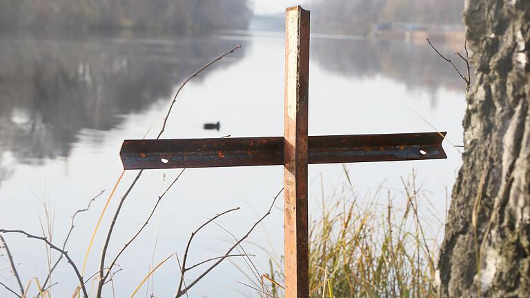 Jährlich nehmen sich nach Angaben der Weltgesundheitsorganisation (WHO) rund 800 000 Menschen auf der Welt das Leben. In Deutschland sind es zwischen 9000 und 10 000 Menschen pro Jahr. Jährlich nehmen sich nach Angaben der Weltgesundheitsorganisation (WHO) rund 800 000 Menschen auf der Welt das Leben. In Deutschland sind es zwischen 9000 und 10 000 Menschen pro Jahr.