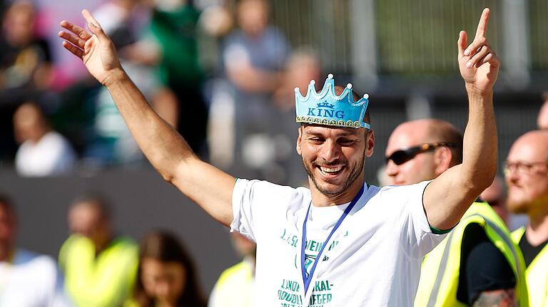 König Adam Jabiri: Nach dem Sieg mit dem FC 05 Schweinfurt im BFV-Pokalfinale 2018 ließ sich der Stürmer von den Kollegen ein Krönchen aufsetzen.