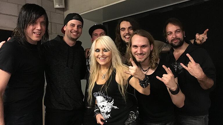 Oversense mit Doro Pesch im Jahr 2018.