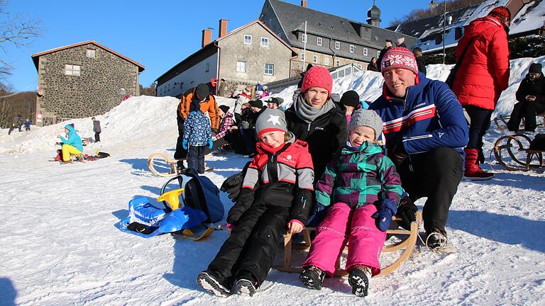 Familien haben großen Rodelspaß auch auf der Piste unterhalb des Klosters Kreuzberg. Der Wiesenhang wird regelmäßig präpariert.&nbsp;