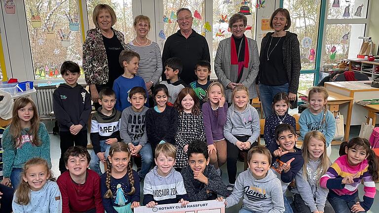 Auf dem Foto von links Genoveva Milewski (RC Haßfurt), Carin Braterschofsky-Handwerker (Präsidentin RC Haßfurt), Friedrich Ißle (RC Haßfurt), Rektorin Gisela Schott, Klassenlehrerin Dorothea Abert und die Kinder der teilnehmenden Klasse.