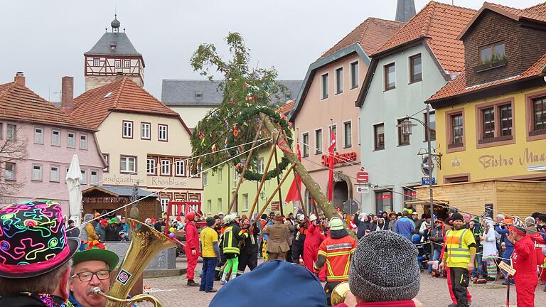 Rathaussturm der Maumer und Aufstellung des Fosenochtsbaumes.Die Maumerkapelle verkürzt die Wartezeit und unterstütz mit ihrer Musik die Arbeit der Feuerwehrleute beim Aufstellen des Baumes allein mit Muskelkraft.