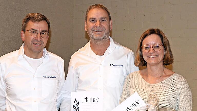 Das Bild zeigt (von links) Jürgen Stumpf (Ehrenamtsbeauftragter), Ulli Kaiser (Ehrenvorsitzender) und Tina Kaiser (Ehrenmitglied).       -  Das Bild zeigt (von links) Jürgen Stumpf (Ehrenamtsbeauftragter), Ulli Kaiser (Ehrenvorsitzender) und Tina Kaiser (Ehrenmitglied).