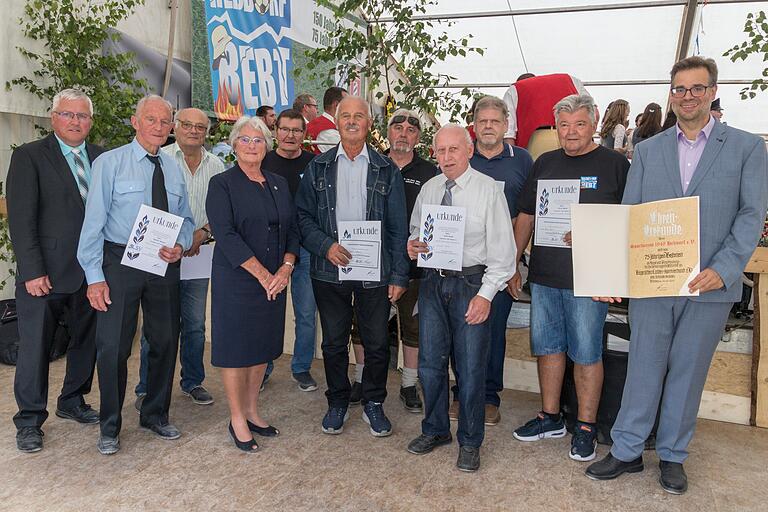 Unter dem Motto 'Heßdorf bebt' feierten die Feuerwehr und der Sportverein gemeinsam  mit einem viertägigen Zeltfest und einem großen Festzug ihr jeweiliges Jubiläum.
