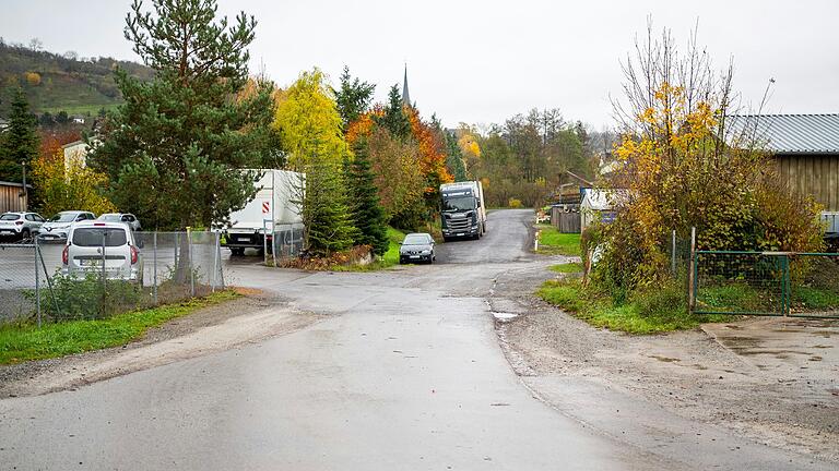 Die Straßen im Heugrumbacher Gewerbegebiet sind in einem schlechten Zustand. Außerdem gibt es keine Straßenlaternen. Die Straßen im Heugrumbacher Gewerbegebiet sind in einem schlechten Zustand. Außerdem gibt es keine Straßenlaternen.