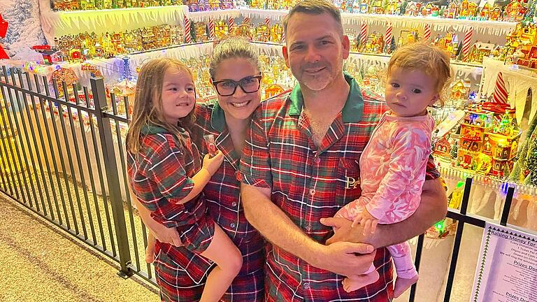 Felicitas Sauer mit ihrer Familie vor einer weihnachtlichen Miniatur-Landschaft in Rockhampton im Osten Australiens. Weiter von links: Tochter Pippa, Ehemann Wayne und Tochter Quinn. Aufgenommen mit Stativ und Selbstauslöser. Felicitas Sauer mit ihrer Familie vor einer weihnachtlichen Miniatur-Landschaft in Rockhampton im Osten Australiens. Weiter von links: Tochter Pippa, Ehemann Wayne und Tochter Quinn. Aufgenommen mit Stativ und Selbstauslöser.