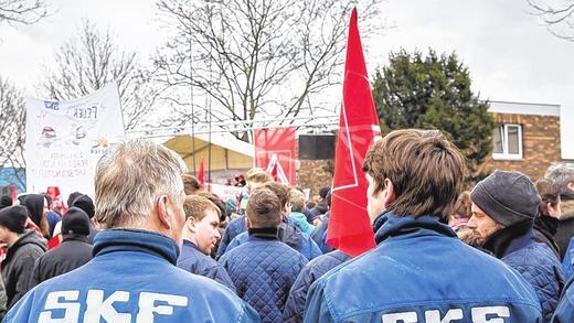 Gute Streikbeteiligung: Von der SKF waren aus aktuellem Anlass neben gewerblichen auch viele Verwaltungsmitarbeiter aus dem Hochhaus beim Warnstreik, wo Dutzende Stellen wegfallen sollen.