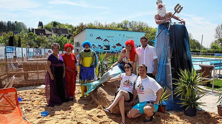 Wette erfüllt: Fünf Stunden hatte man in Kirchheim zeit, um das Freibad in eine Meereswelt zu verwandeln; im Bild: (von links) Meereshexe Rosi Zöller, Krabbe Tamara Grabowski, Altbürgermeister Anton Holzapfel als Fisch Fabius, Meerjungfrau Bürgermeister Björn Jungbauer, Prinz Manuel Zöller und Meeresgott Jochen Konrad, (vorn) die Moderatoren Dany Füg und Daniel Pesch von den Charivari-Muntermachern.