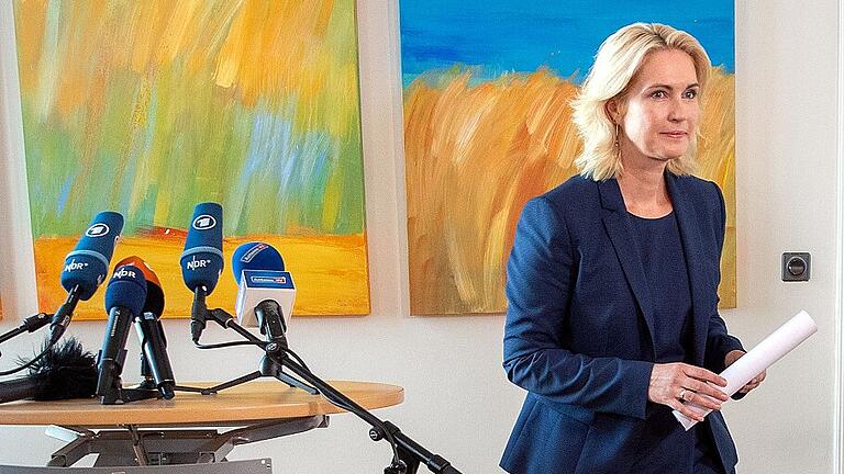 Manuela Schwesig gibt Amt bei der Bundes-SPD auf       -  Manuela Schwesig verlässt nach ihrer persönlichen Erklärung das Rednerpult. Schwesig ist an Brustkrebs erkrankt und legt ihre Ämter in der Bundes-SPD nieder.