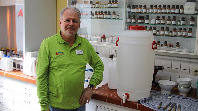 Thomas Mühling, der in Höchberg die Bavaria und in Würzburg zwei easy-Apotheken betreibt, hat selbst Desinfektionsmittel hergestellt, das er aber nur noch an Polizei und Rettungsdienste abgibt.&nbsp;