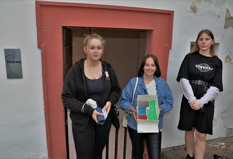 Die Referentinnen Nicole Zaunrith, Franziska Ludwig und Sarah Hug erstellten eine auditive Weg- und Raumbeschreibung der Mikwe und fertigten ein Tastmodell aus Holz mit grünen Fliesen, rot modellierter Treppe zugefügtem Wasser, grau verputzter 'Steinwand'.