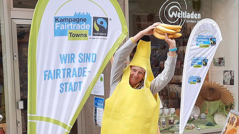 Eine wandelnde Banane war der Hingucker bei einer Fairtrade-Aktion in der Bad Kissinger Fußgängerzone im April 2022. Bianca Key, Vorsitzende des Eine Welt Vereins, schlüpfte dazu ins gelbe Kostüm.