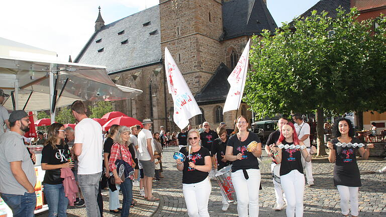 Nach dem durch einen Gewitterschauer verzögerten Start des Gerolzhöfer Stadtfestes kamen im Lauf des Abends noch zahlreiche Besucherinnen und Besucher auf den Marktplatz und in den Spitalgarten. Dort warteten auf diese neben Livemusik auch etliche Foodtracks.