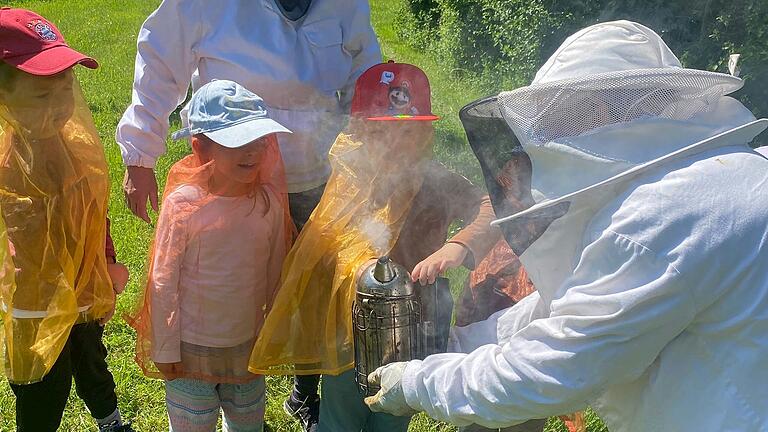 Der Kindergarten Brebersdorf besuchte die örtliche Imkerei und die vielen Bienen der Familie Wehner. Der Kindergarten Brebersdorf besuchte die örtliche Imkerei und die vielen Bienen der Familie Wehner.