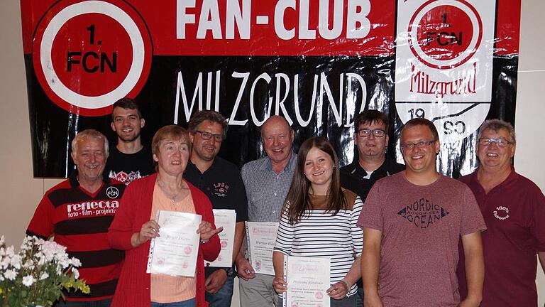 Erinnerungsfoto für die Chronik des offiziellen &bdquo;1.FCN-Fanclubs Milzgrund&ldquo; mit den Geehrten für langjährige Mitgliedschaft: (von links) Schriftführer Horst Friedl, Zweiter Vorsitzender Maximilian Höller, Birgit Dürer, Thomas Leeb, Werner Härter, Franziska Kürschner, Mario Volk, Tobias Jucht und der erste Vorsitzende Günther Haag.