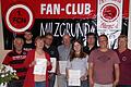 Erinnerungsfoto für die Chronik des offiziellen &bdquo;1.FCN-Fanclubs Milzgrund&ldquo; mit den Geehrten für langjährige Mitgliedschaft: (von links) Schriftführer Horst Friedl, Zweiter Vorsitzender Maximilian Höller, Birgit Dürer, Thomas Leeb, Werner Härter, Franziska Kürschner, Mario Volk, Tobias Jucht und der erste Vorsitzende Günther Haag.