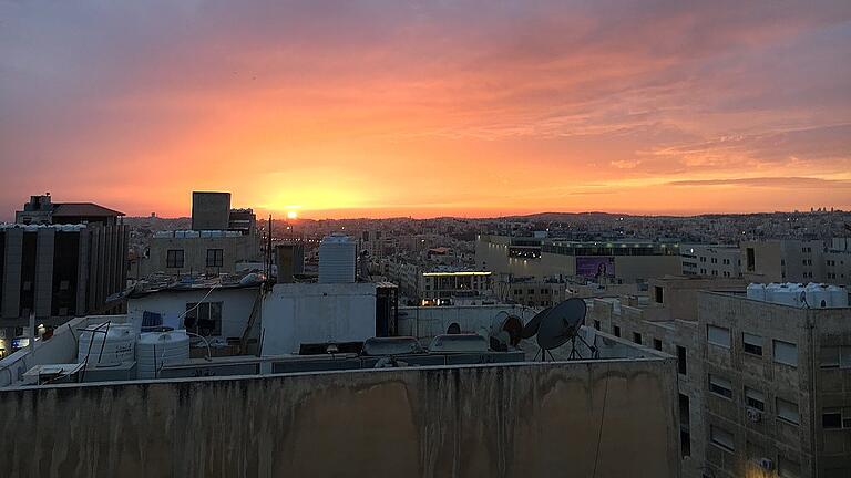 Rhönballon Jordanien - Stimmungsvoll: Sonnenuntergang über der jordanischen Hauptstadt Amman. Rhönballon Jordanien - Stimmungsvoll: Sonnenuntergang über der jordanischen Hauptstadt Amman.