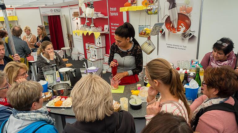 Die Unterfrankenmesse (Ufra) wird es auf dem Schweinfurter Volksfestplatz auch in diesem Jahr geben - trotz Corona-Pandemie. Allerdings nicht wie auf diesem Bild aus 2018 ohne Abstände und Masken, sondern mit ausgefeiltem Hygienekonzept.