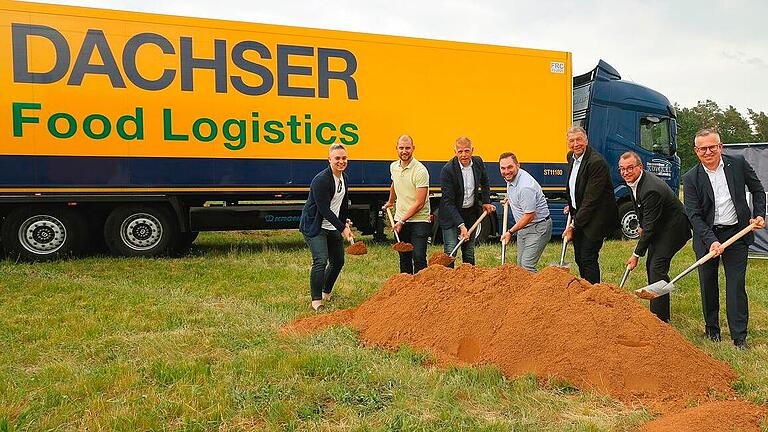 Spatenstich der Speditionsfirma Dachser in Dettelbach mit Vertretern der beteiligten Unternehmen und der Lokalpolitik (von links): Thomas Poulis-Leinberger, Christoph Klampfl, Jürgen Wilscher, Bürgermeister Matthias Bielek, stellvertretender Landrat Robert Finster, Alfred Miller, Jan-Oliver Schneider. Spatenstich der Speditionsfirma Dachser in Dettelbach mit Vertretern der beteiligten Unternehmen und der Lokalpolitik (von links): Thomas Poulis-Leinberger, Christoph Klampfl, Jürgen Wilscher, Bürgermeister Matthias Bielek, stellvertretender Landrat Robert Finster, Alfred Miller, Jan-Oliver Schneider.