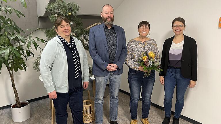 Im Bild (von links): Susanne Hofmann (Betriebsrat), Dr. Peter Heinrich (Schulleiter HMS), Claudia Greibl und Veronika Enders (Stabsstelle Lebenshilfe Rhön-Grabfeld e.V.).