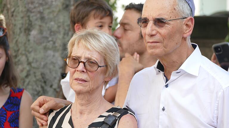 Professor Dr. Michael Wolffsohn und seine Ehefrau Rita sowie weitere Familienangehörige aus drei Kontinenten waren bei der Stolpersteinverlegung in Bamberg dabei.