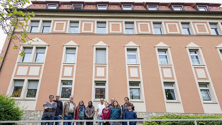 Als die Würzburger Hausgemeinschaft ihren Rauswurf im vergangenen Jahr öffentlich machte, war die historische Fassade noch intakt. Jetzt soll das Haus abgerissen werden. (Archivbild) Als die Würzburger Hausgemeinschaft ihren Rauswurf im vergangenen Jahr öffentlich machte, war die historische Fassade noch intakt. Jetzt soll das Haus abgerissen werden. (Archivbild)