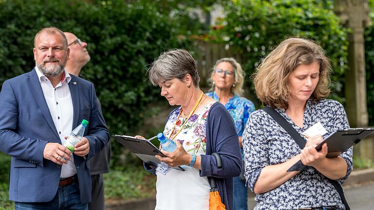 Strenge und konzentrierte Blicke der Jury: Der kleine Ort Moos im Landkreis Würzburg schaffte es beim Bundeswettbewerb 'Unser Dorf hat Zukunft' in den Bezirksentscheid. Landrat Thomas Eberth (links) leistete seelische und moralische Unterstützung. Strenge und konzentrierte Blicke der Jury: Der kleine Ort Moos im Landkreis Würzburg schaffte es beim Bundeswettbewerb 'Unser Dorf hat Zukunft' in den Bezirksentscheid. Landrat Thomas Eberth (links) leistete seelische und moralische Unterstützung. 