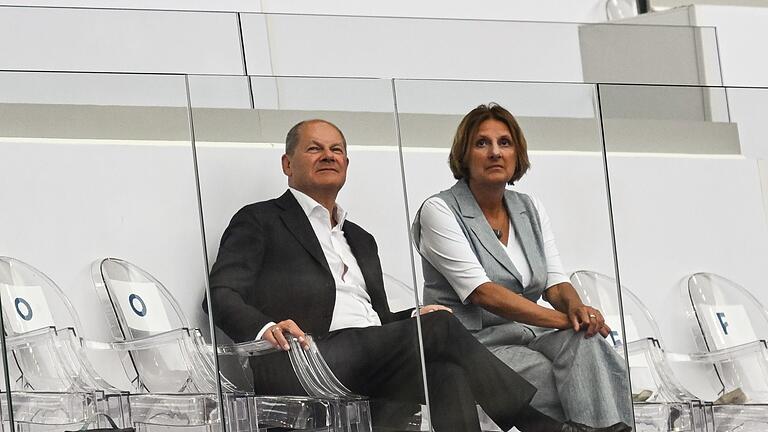 Paris 2024 - Leichtathletik       -  Bundeskanzler Olaf Scholz und seine Frau Britta Ernst sahen im Stade France unter anderem das Finale mit der deutschen 4x100-Meter-Staffel