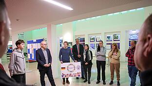 Unser Bild zeigt Oberbürgermeister Dirk Vogel, den Rektor der Anton-Kliegl-Schule, Hans-Jürgen Hanna, den Leiter der Volkshochschule, Michael Balk, die Programmbereichsleiterin für Integration, Olena Albert, die Lehrkräfte Carina Lang und Katharin...       -  Unser Bild zeigt Oberbürgermeister Dirk Vogel, den Rektor der Anton-Kliegl-Schule, Hans-Jürgen Hanna, den Leiter der Volkshochschule, Michael Balk, die Programmbereichsleiterin für Integration, Olena Albert, die Lehrkräfte Carina Lang und Katharina Ferraro-Gnörich sowie Kursteilnehmer.