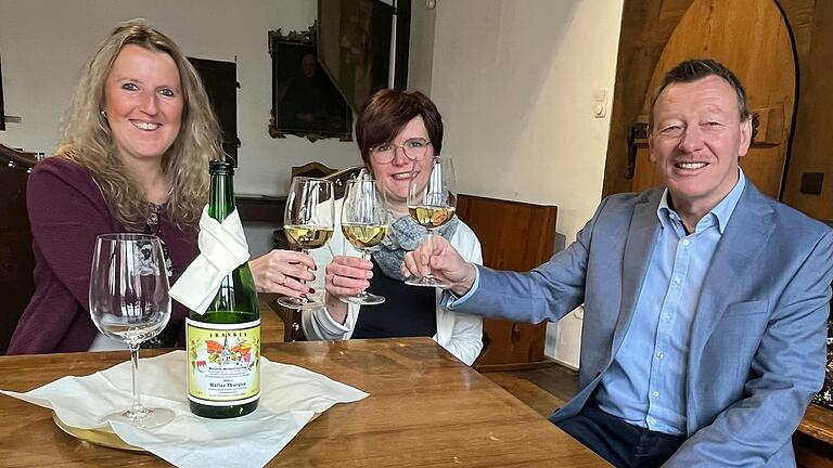 Stoßen auf den Stadtwein 2025, einen Müller-Thurgau, an: Winzerin Marina Hemm (Weinanbau Eyering, (Mitte), Tourist-Info Chefin Arlena Ridler und Bürgermeister Peter Juks.