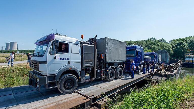 Millimeterarbeit: Mit drei Zugmaschinen wurde der 261 Tonnen schwere Transformator vom Transportschiff an Land gebracht. Millimeterarbeit: Mit drei Zugmaschinen wurde der 261 Tonnen schwere Transformator vom Transportschiff an Land gebracht.