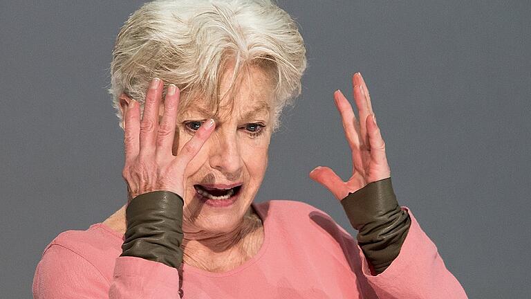 Tour de Farce Programmheft       -  Nicole Heesters begeistert mit ihrer Darstellung der Mutter Gottes in ihrer Abrechnung mit Jüngern und Erlösern.