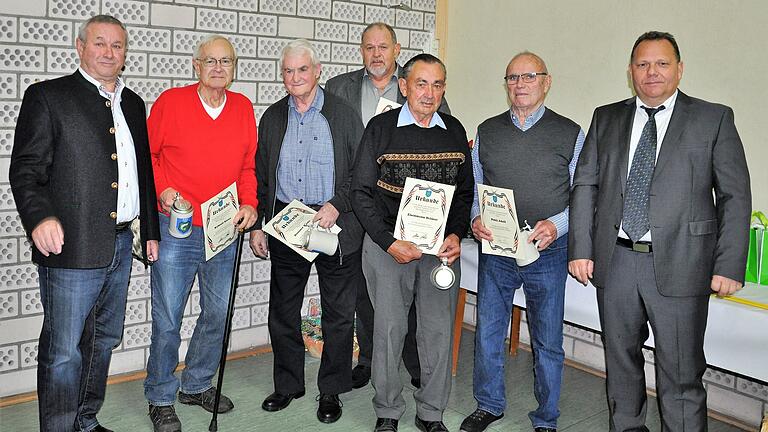 Für 40 Jahre Treue zum Sportanglerverein Gernach geehrt und zu Ehrenmitgliedern ernannt: Vorsitzender Edwin Pohli, Klaus Kobosil, Franz Häusner, Peter Claassen, Helmut Eisenmann, 2. Vorsitzender Thomas Eberlein