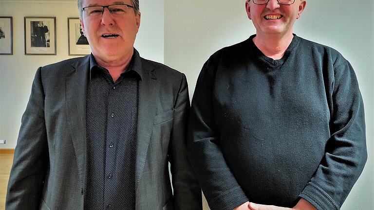 Andreas Suckfüll (rechts) schwingt ab sofort den Kochlöffel in der Nordheimer Kita. Bürgermeister Thomas Fischer hieß ihn im Rahmen der Gemeinderatssitzung willkommen. Andreas Suckfüll (rechts) schwingt ab sofort den Kochlöffel in der Nordheimer Kita. Bürgermeister Thomas Fischer hieß ihn im Rahmen der Gemeinderatssitzung willkommen.