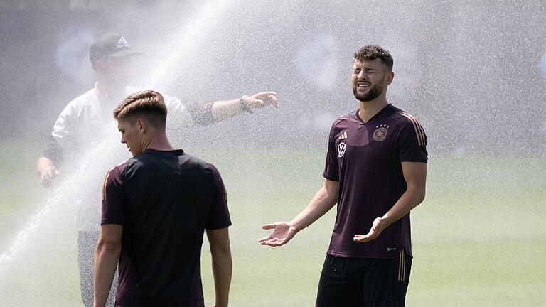 U21-Europameisterschaft - Training Deutschland.jpeg - Maximilian Bauer (rechts) ist bei der U21-EM für Deutschland dabei, kam aber noch nicht zum Einsatz. U21-Europameisterschaft - Training Deutschland.jpeg - Maximilian Bauer (rechts) ist bei der U21-EM für Deutschland dabei, kam aber noch nicht zum Einsatz.