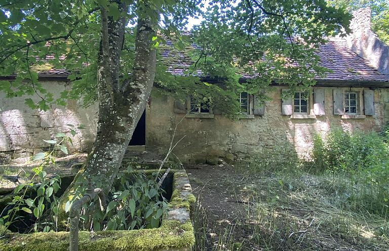 Idylle des Verfalls. Dieses alte Haus im Tal der Schandtauber diente einst Wohnzwecken. Idylle des Verfalls. Dieses alte Haus im Tal der Schandtauber diente einst Wohnzwecken.