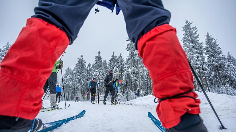 Wenn Schnee liegt, lädt nicht nur die Rhön wie auf diesem Foto zum Skilanglauf ein. Auch in Main-Spessart gibt es Loipen für jeden Geschmack. (Archivbild)