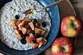 Porridge mit Bratapfel-Topping       -  Äpfel, Cranberrys, Zimt und eine vanillige Note: So schmeckt der Herbst.