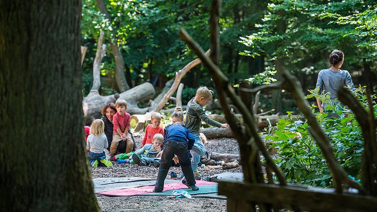 Alles wie früher? Nicht ganz. Auch im Waldkindergarten Schonungen müssen die Schutz- und Hygienerichtlinien befolgt werden. Das Spielen in der freien Natur wird dadurch aber nicht getrübt.