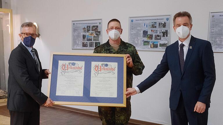 Der 3. Bürgermeister der Gemeinde Bad Bocklet, Uto-Paul Schmitt (von links), der Kommandeur OA-Btl 2, Oberstleutnant Mathias Steiger und der Kurdirektor der Marktgemeinde, Thomas Beck, besiegeln die Auflösung der Patenschaft. Foto: Andrea Rippstein/Bundeswehr - Der 3. Bürgermeister der Gemeinde Bad Bocklet, Uto-Paul Schmitt (von links), der Kommandeur OA-Btl 2, Oberstleutnant Mathias Steiger und der Kurdirektor der Marktgemeinde, Thomas Beck, besiegeln die Auflösung der Patenschaft. Foto: Andrea Rippstein/Bundeswehr Der 3. Bürgermeister der Gemeinde Bad Bocklet, Uto-Paul Schmitt (von links), der Kommandeur OA-Btl 2, Oberstleutnant Mathias Steiger und der Kurdirektor der Marktgemeinde, Thomas Beck, besiegeln die Auflösung der Patenschaft. Foto: Andrea Rippstein/Bundeswehr - Der 3. Bürgermeister der Gemeinde Bad Bocklet, Uto-Paul Schmitt (von links), der Kommandeur OA-Btl 2, Oberstleutnant Mathias Steiger und der Kurdirektor der Marktgemeinde, Thomas Beck, besiegeln die Auflösung der Patenschaft. Foto: Andrea Rippstein/Bundeswehr
