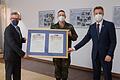 Der 3. Bürgermeister der Gemeinde Bad Bocklet, Uto-Paul Schmitt (von links), der Kommandeur OA-Btl 2, Oberstleutnant Mathias Steiger und der Kurdirektor der Marktgemeinde, Thomas Beck, besiegeln die Auflösung der Patenschaft. Foto: Andrea Rippstein/Bundeswehr       -  Der 3. Bürgermeister der Gemeinde Bad Bocklet, Uto-Paul Schmitt (von links), der Kommandeur OA-Btl 2, Oberstleutnant Mathias Steiger und der Kurdirektor der Marktgemeinde, Thomas Beck, besiegeln die Auflösung der Patenschaft. Foto: Andrea Rippstein/Bundeswehr