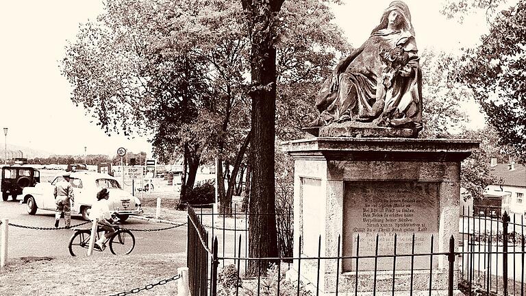Im Jahr 1964 stand das Kartoffeldenkmal inmitten des dichten Verkehrs, der über die Rottendorfer Straße durch die Leighton Barracks flutete. Im Jahr 1964 stand das Kartoffeldenkmal inmitten des dichten Verkehrs, der über die Rottendorfer Straße durch die Leighton Barracks flutete.