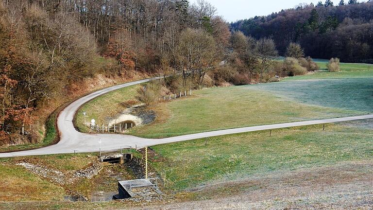 Hinter der Staumauer bei Zell geht es in das Jeusingtal. Hinter der Staumauer bei Zell geht es in das Jeusingtal.