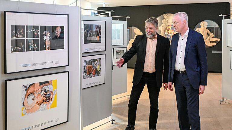 Hier kann man die rund 80 besten Fotos des Wettbewerbs 'Pressefoto Bayern' sehen: bis zum 19. Juli in der Sparkasse Mainfranken in Würzburg. Im Bild: Bernd Fröhlich (rechts), Vorsitzender der Sparkasse Mainfranken, und Michael Busch, Vorsitzender des Bayerischen Journalistenverbandes.