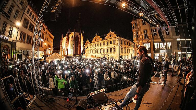 &quot;Rush Hour&quot; begeistern das Publikum auf der FRIZZ/WVV Bühne. Tausende Menschen besuchen das. Stadtfest am Samstag 14.09.24 in der Würzburger Innenstadt.