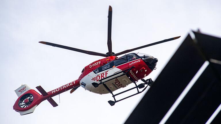 DRF Luftrettung       -  Ein Rettungshubschrauber brachte einen der Schwerverletzten ins Krankenhaus. (Symbolbild)