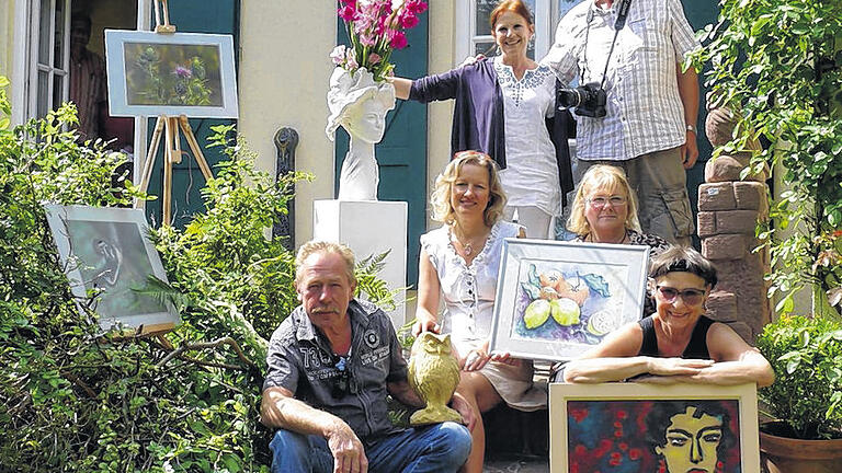 Kunst in alten Mauern: Ein breites Spektrum von Kunstrichtungen präsentierte Obersinner Fröhlich-Villa. Die Künstler (von links, hinten) Elisabeth Köser, Thomas Klose, (Mitte) Christine Wissenbach, Caroline Maiberger-Volpert, (vorne) Reiner Hahn und Irmgard Peetz-Hahn.