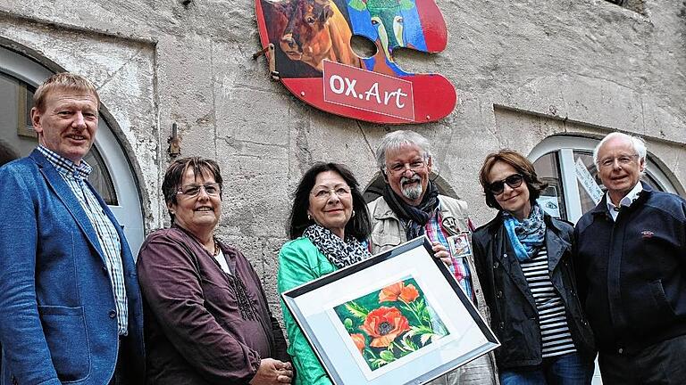 Regelmäßige Ausstellungen im &bdquo;Galeriele&ldquo; im Alten Rathaus sollen helfen, mehr Leben in die Ochsenfurter Altstadt zu bringen. Im Bild von links Bürgermeister Peter Juks, Kulturreferentin Renate Lindner und die OxArt-Künstler Ruth Faber, Klaus Schäfer, Trixi Klinke und Anton Kestel.